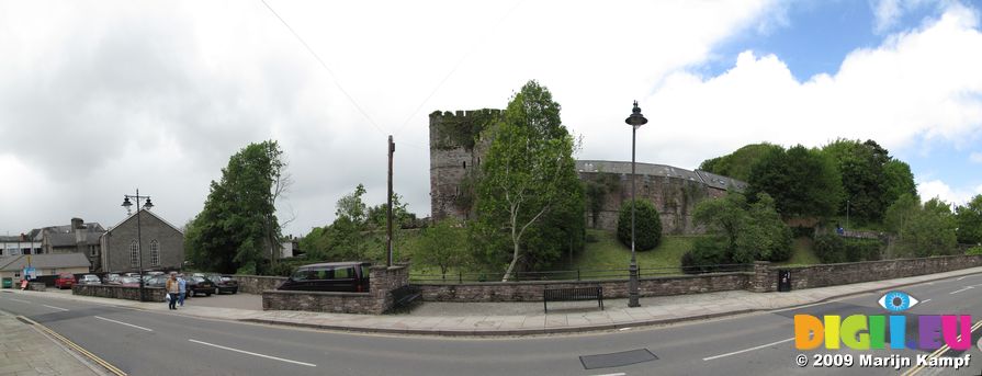 SX05993-05994 Brecon Castle from Market Street